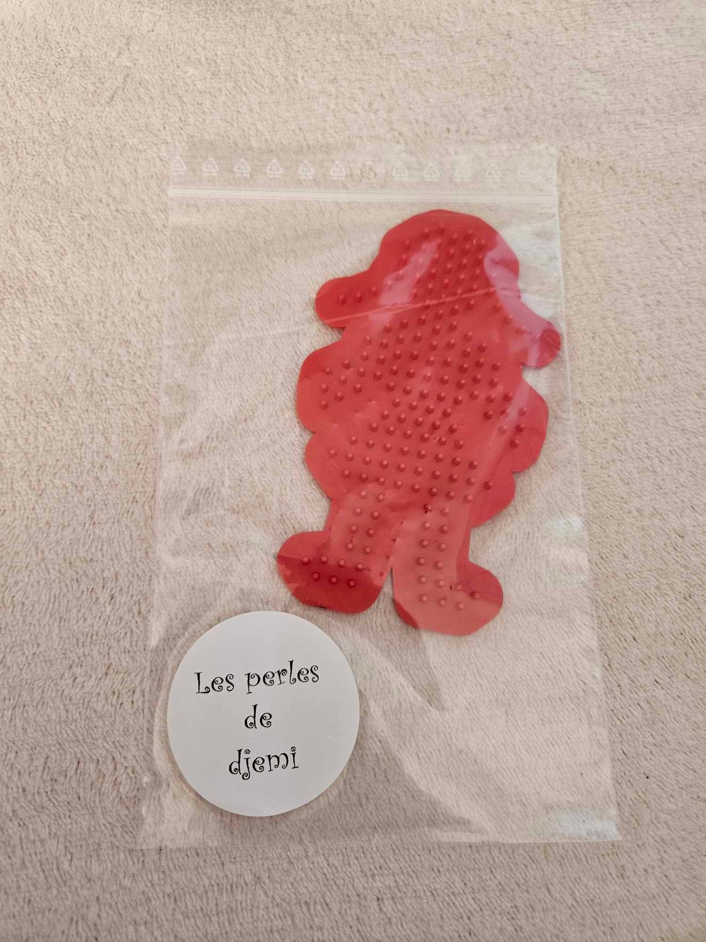 plaque rouge d'un petit bonhomme perles hama midi